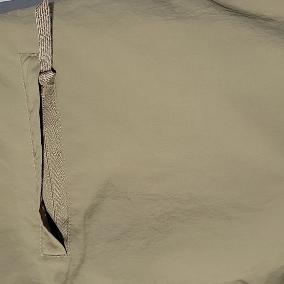 Nike Youth SB (Skateboading) Shorts with Adjustable Belt, Size Medium - Picture 4 of 11